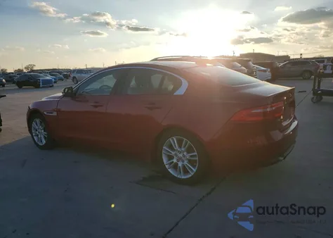 2018 Jaguar Xe Premium z USA, uszkodzony, nr VIN SAJAJ4FX2JCP37814